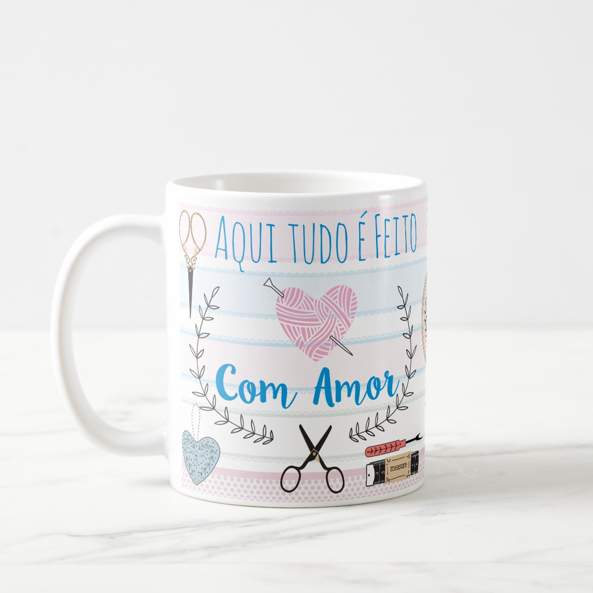 Caneca Personalizada Artesã Costura Tudo É Feito com Amor - Hobbies (Artesã Costureira)