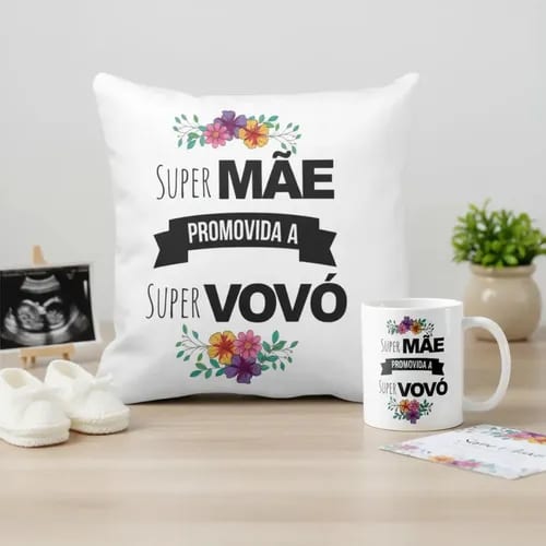 Kit Caneca E Almofada Super Mãe Promovida A Super Vovó - Anúncio de Gravidez (Avó)